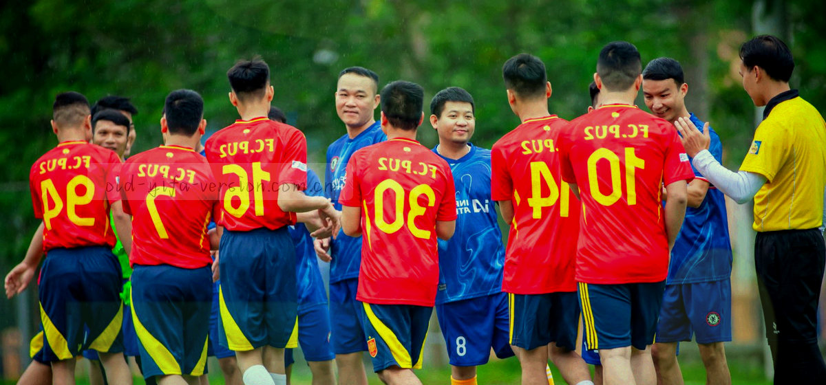 四个年度色块沿时间轴依次排列，末端汇集为一份档案标签